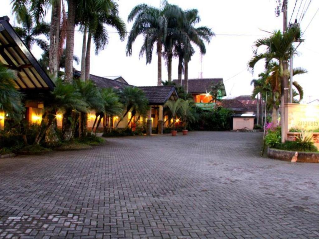Augusta Sukabumi Hotel Exterior photo