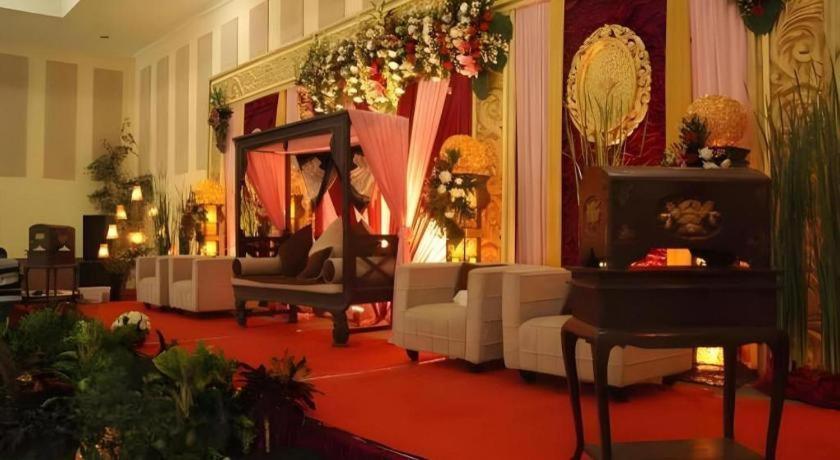 Augusta Sukabumi Hotel Exterior photo